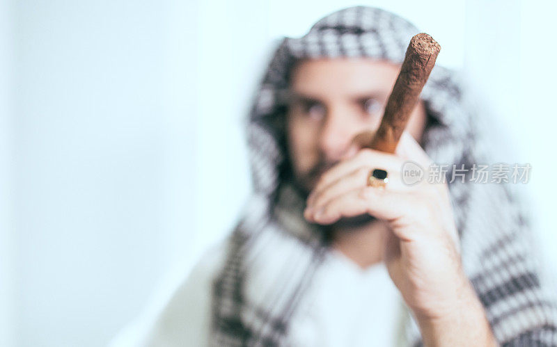 拿着雪茄的阿拉伯人