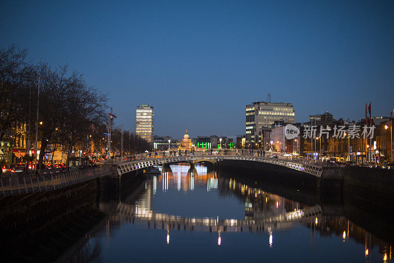 黄昏时分的都柏林哈佩妮桥，横跨利菲河，爱尔兰都柏林。
