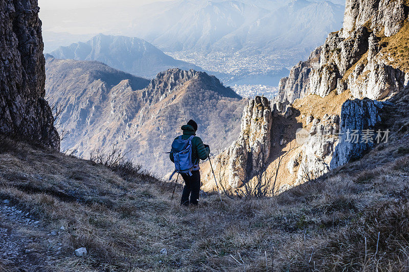 在山间小径上行走的徒步旅行者