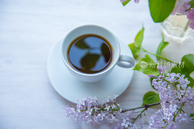 咖啡和鲜花