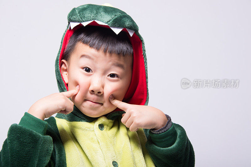 亚洲男孩扮演恐龙