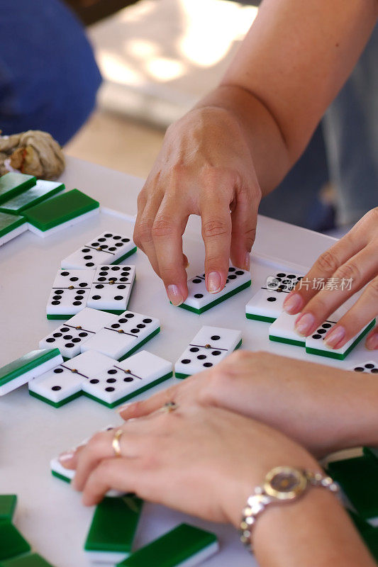 女孩中的冲撞domino