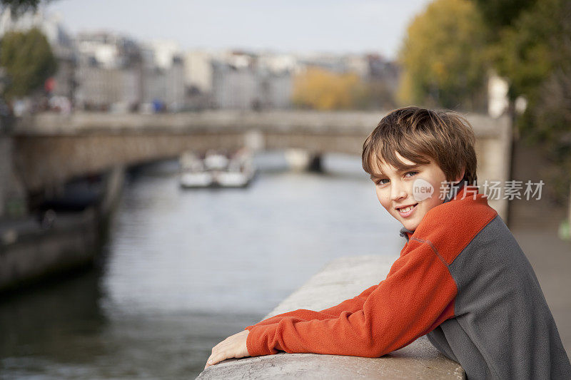 巴黎圣母院塞纳河旁的男孩