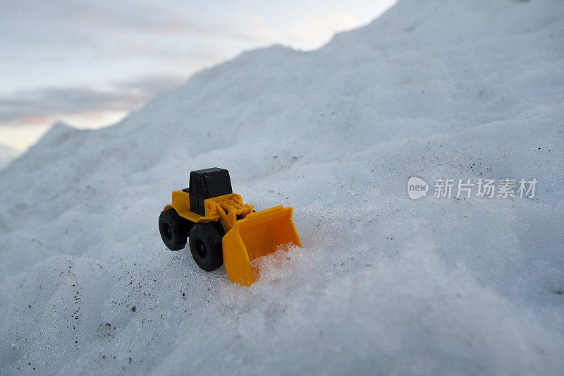 雪地里的玩具装载机