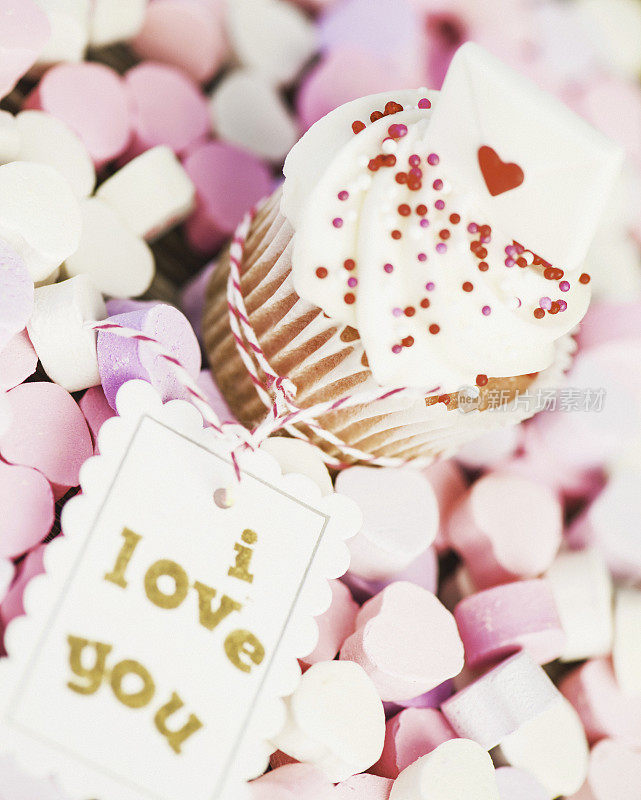 情人节纸杯蛋糕，有爱心糖果和爱你的留言