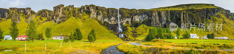 山下乡村如画的瀑布和悬崖全景冰岛