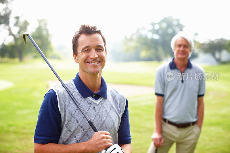男性的高尔夫球手微笑