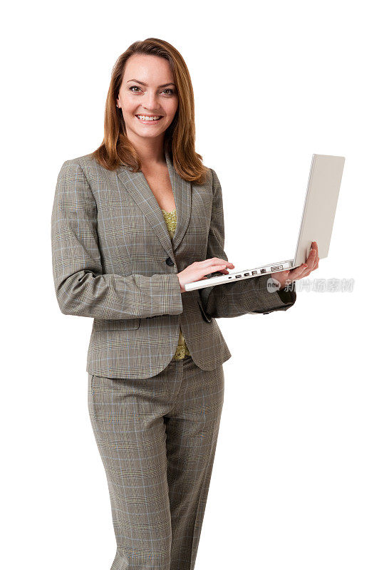年轻的女商人与笔记本电脑隔离在白色的背景