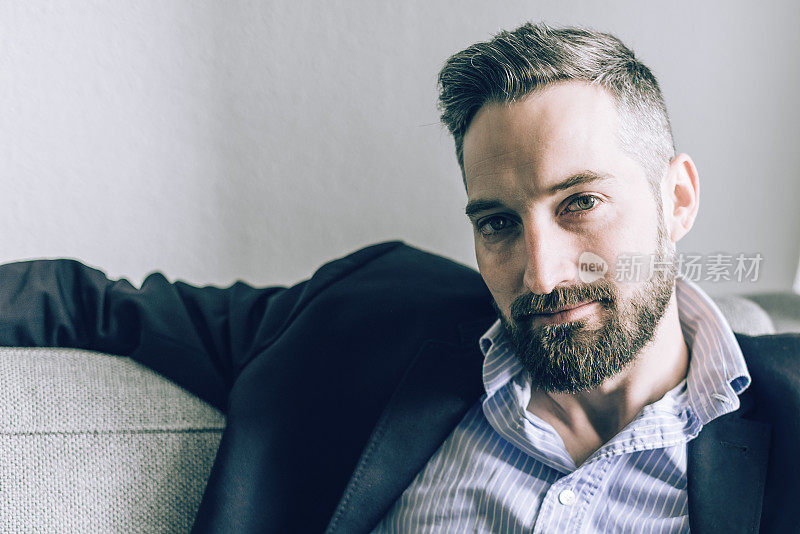 疲惫的年轻商人