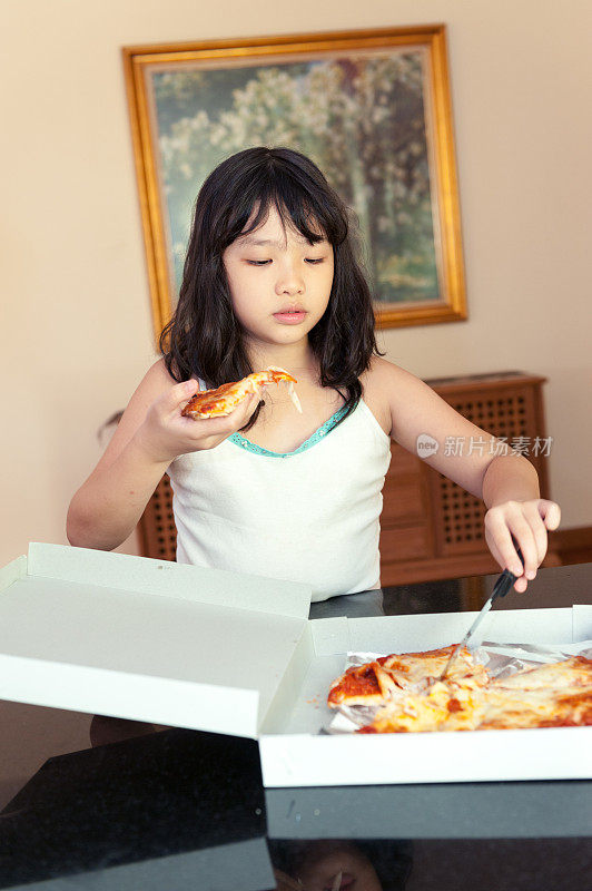 亚洲小孩吃披萨