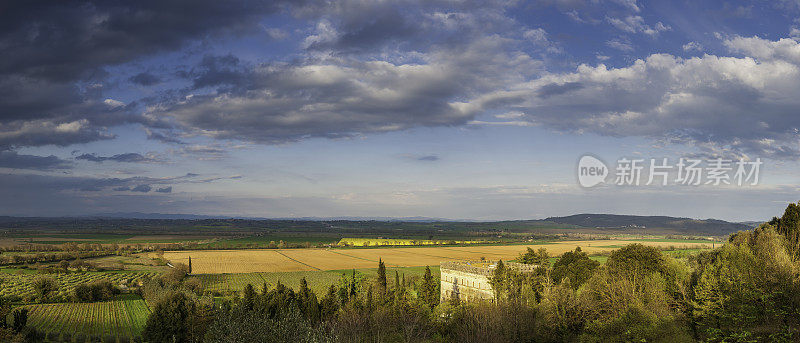 意大利托斯卡纳，金色农田上的天空和阳光