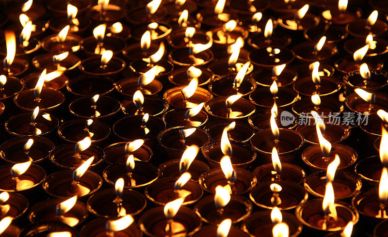 点燃蜡烛，佛教祭品，加德满都，尼泊尔