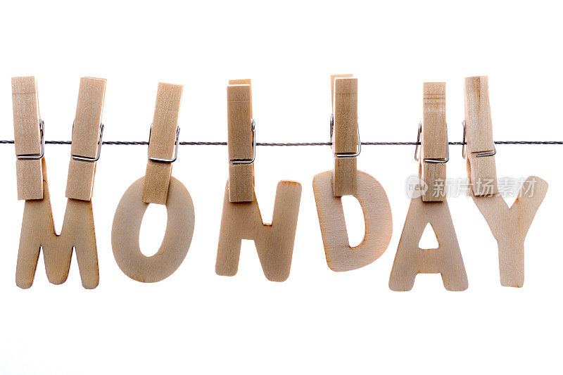 星期一在晾衣绳上用木头写的字