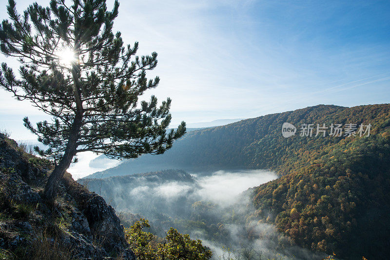 山上雾蒙蒙的景色