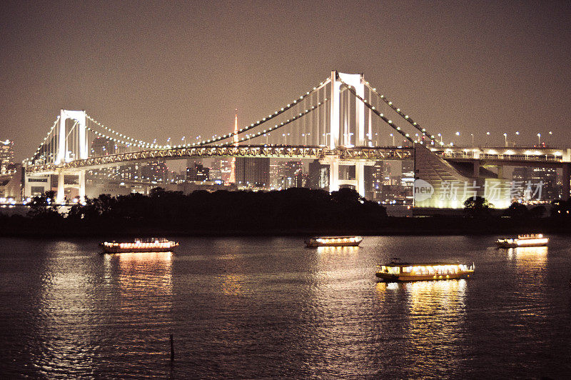 夜景彩虹桥和东京湾