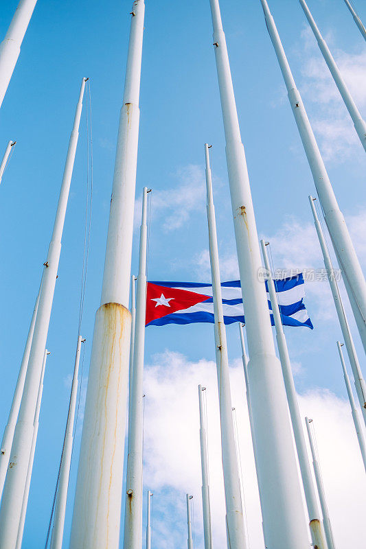 古巴国旗迎风飘扬