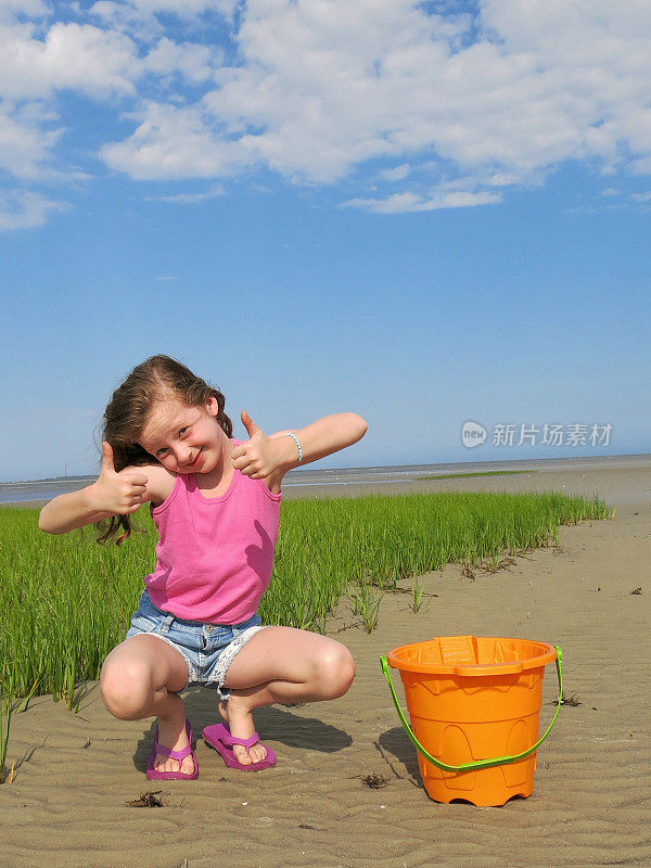 假日女孩收集贝壳，桶，SC海滩，海草