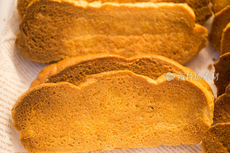 市场上出售的棕色烤面包片