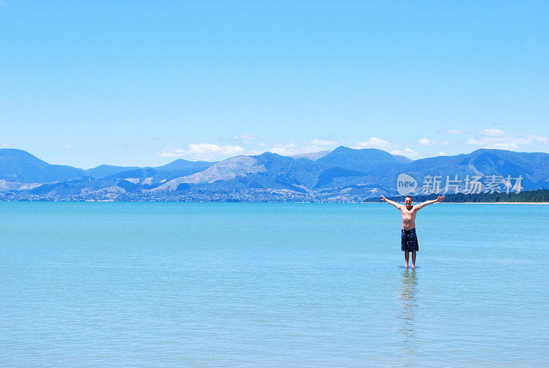人在红宝石湾海，新西兰