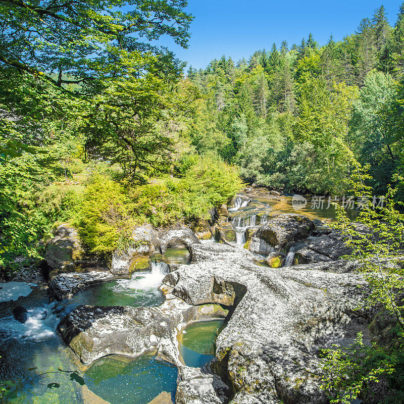 法国风景秀丽的水坑土拨鼠的岩石侵蚀