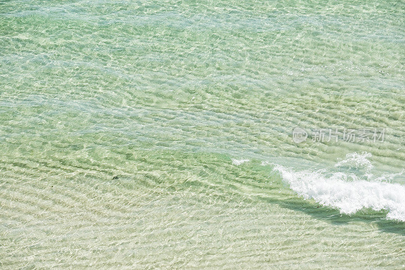 晶莹浅蓝的海背景。南康沃尔。