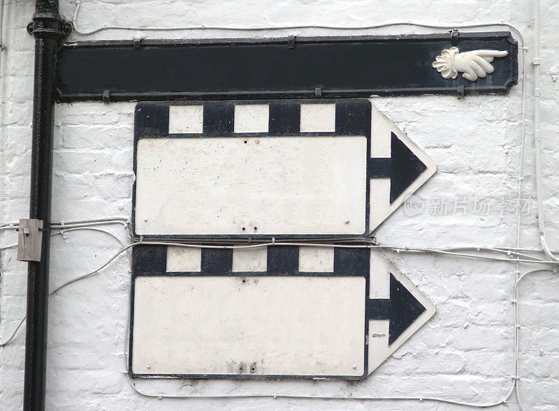 空白的英国风格的20世纪中期道路方向标志