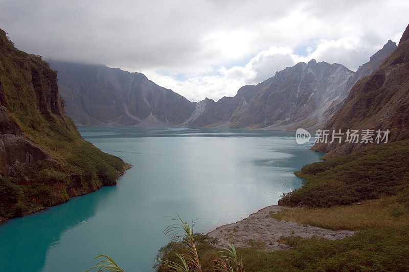 Pinatubo蓝色火山湖，菲律宾