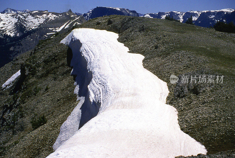 雪在石膏峰在大角山附近的怀俄明湖