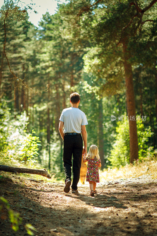 爸爸和他的小女儿在散步