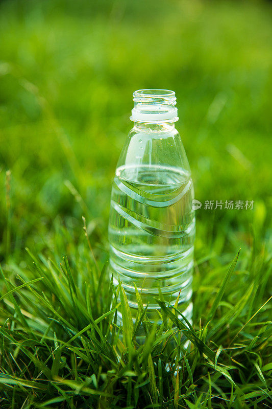 在草地上放一瓶水