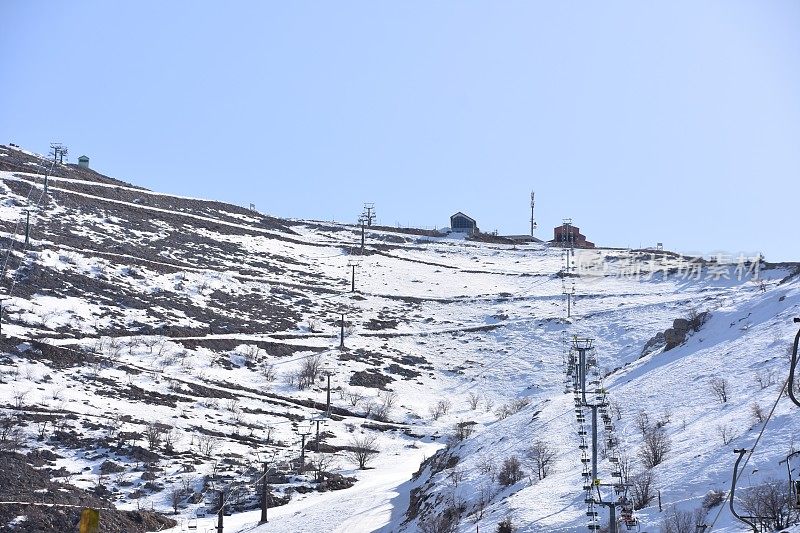 人们上山滑雪