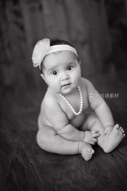 可爱的小女孩戴着珍珠