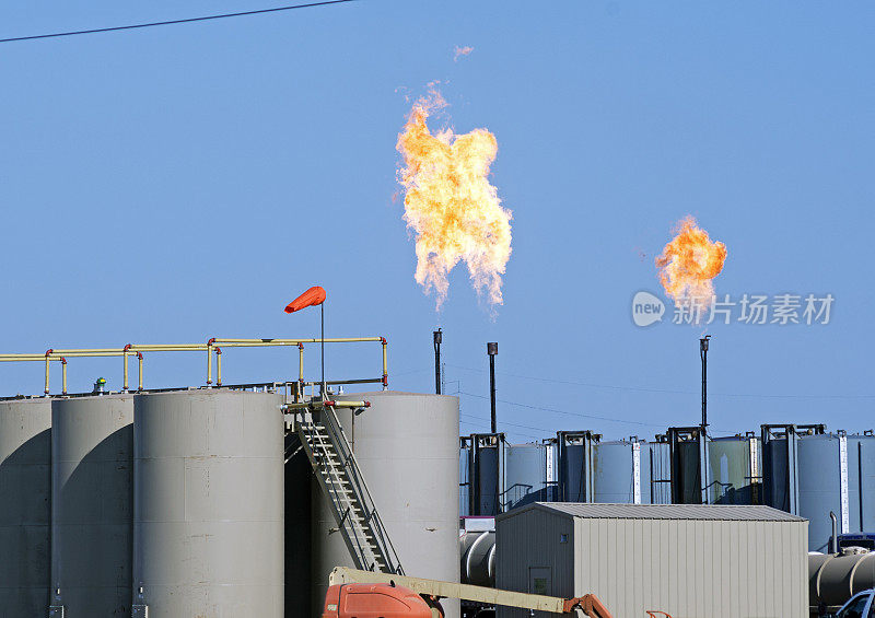 北达科他州的石油储存罐燃烧天然气