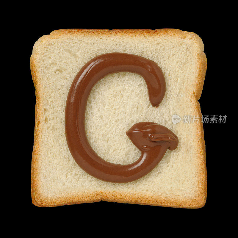 巧克力字母G在锡箔面包片上，黑色背景