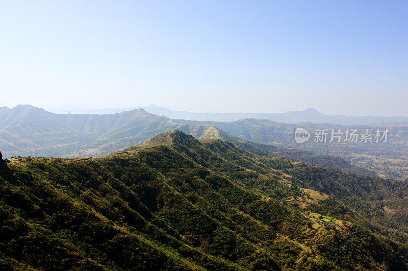 印度西部高止山脉的绿色山丘景观