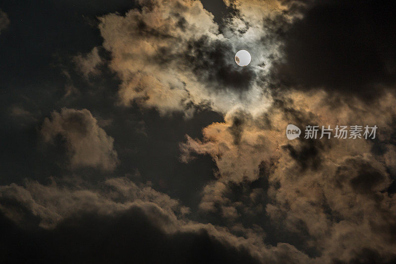 满月和云