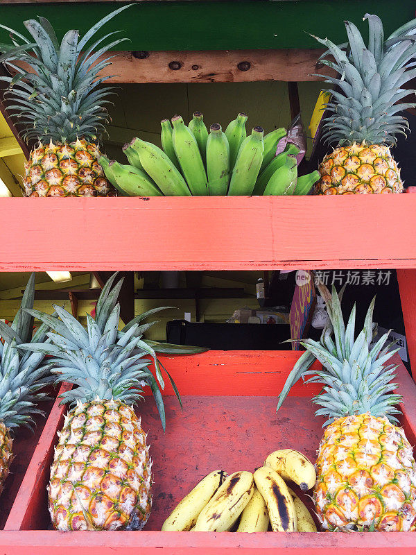 夏威夷考艾岛上出售的五颜六色的水果