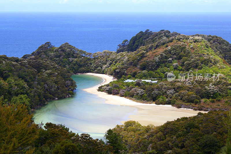 鸟瞰田园诗般的阿贝尔塔斯曼湾景观，塔斯曼和金湾，南新西兰全景