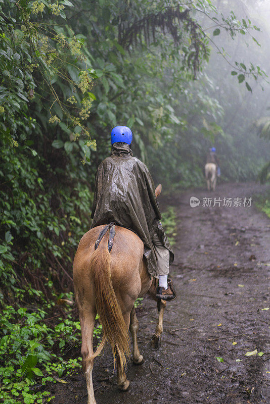 在哥斯达黎加的阿雷纳尔火山徒步骑马。