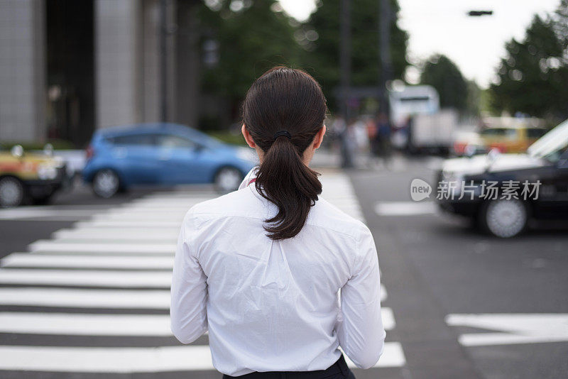 女商人等待红绿灯的背影