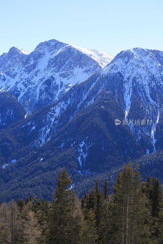 全景景观。在阳光明媚的滑雪胜地。高山雪景。Kronplatz，意大利南蒂罗尔的白云石山。