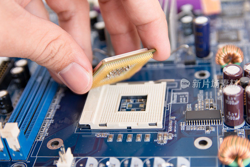 技术员安装CPU芯片微处理器到主板上的插座