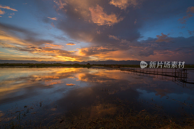 美丽的日落在茵莱湖，缅甸