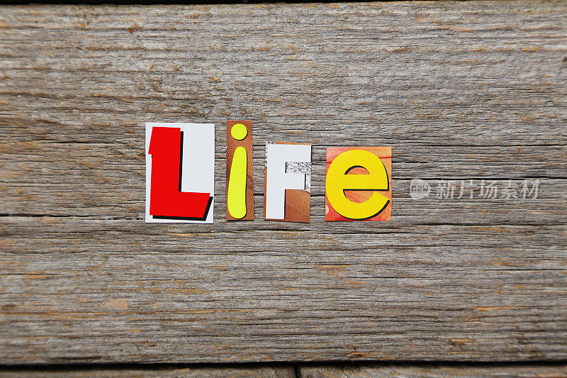 “生活”这个词是从杂志信件中剪出来的