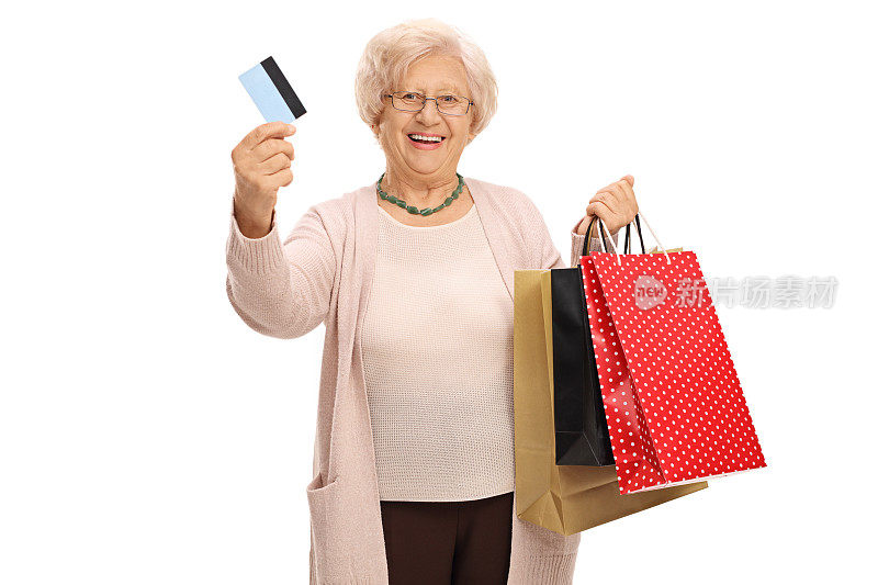 带着信用卡和购物袋的快乐老妇人