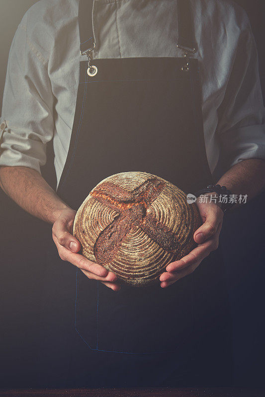 男人的手握着面包