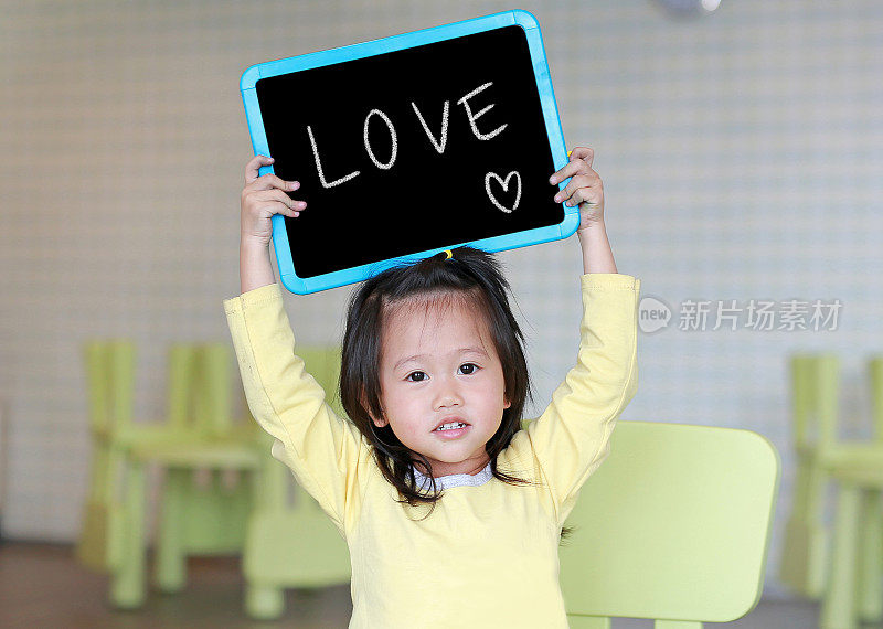 可爱的小女孩拿着黑板，上面写着“想法”。教育的概念。