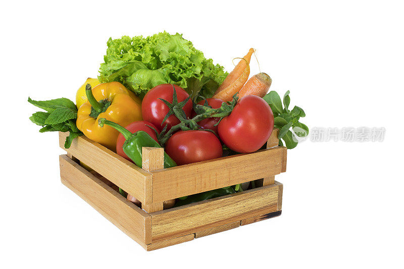 白色背景的篮子里的蔬菜