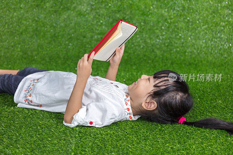 一个亚洲华人小女孩在看书