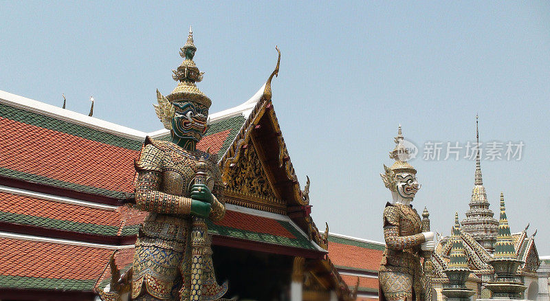 曼谷大皇宫的蓝天和寺庙守护雕像。
